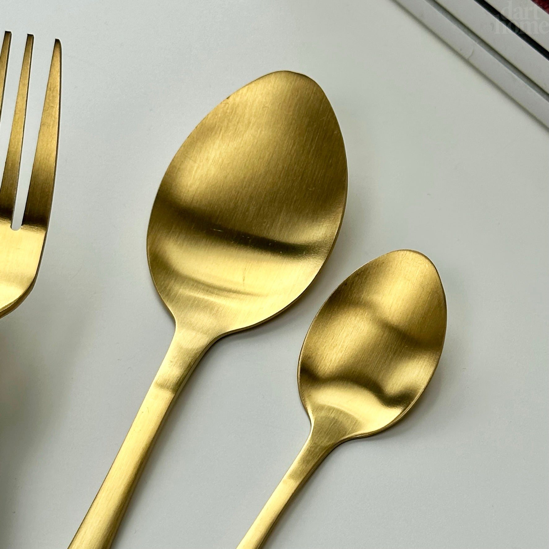 16-teiliges Besteckset aus goldfarbenem Edelstahl