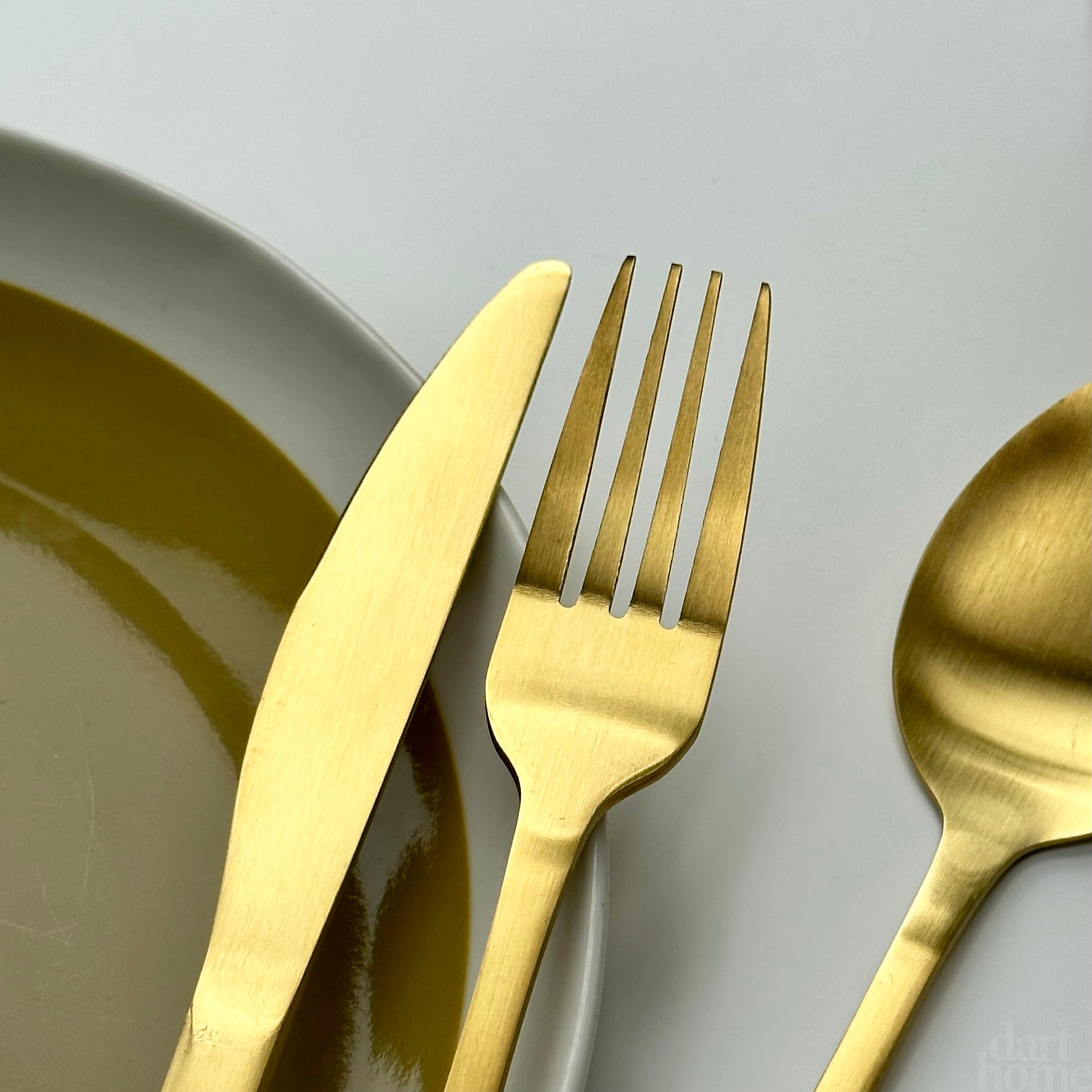16-teiliges Besteckset aus goldfarbenem Edelstahl