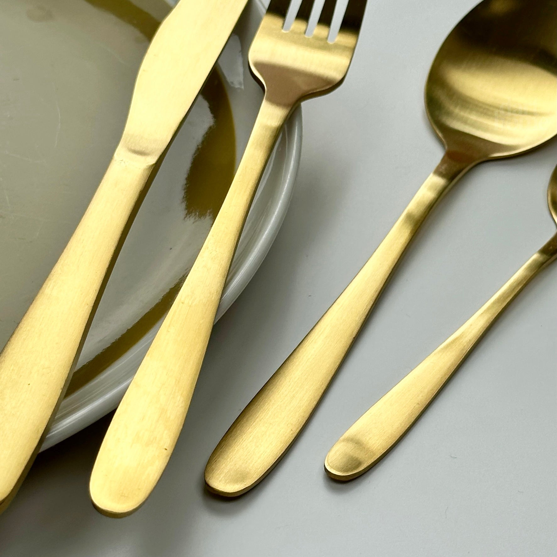16-teiliges Besteckset aus goldfarbenem Edelstahl