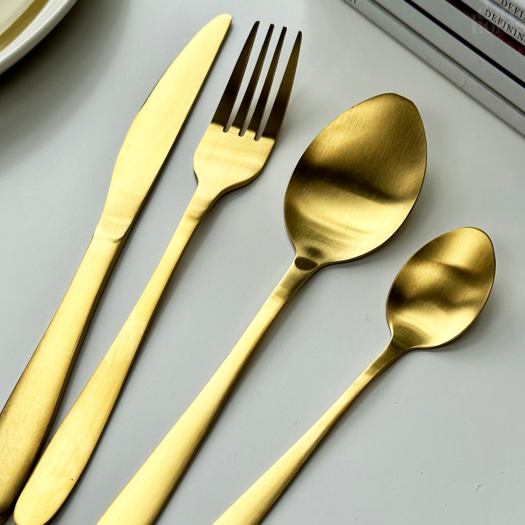16-teiliges Besteckset aus goldfarbenem Edelstahl