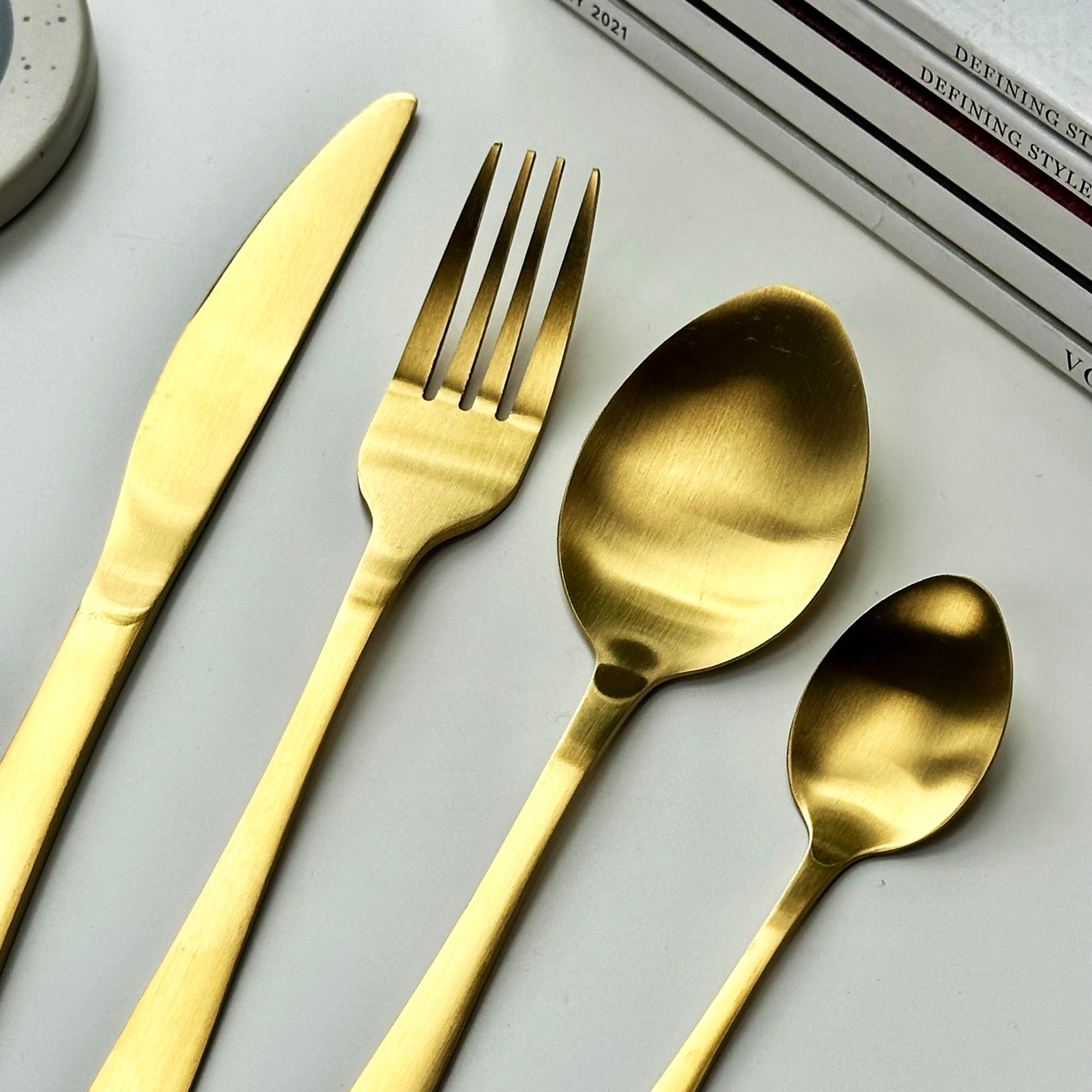 16-teiliges Besteckset aus goldfarbenem Edelstahl
