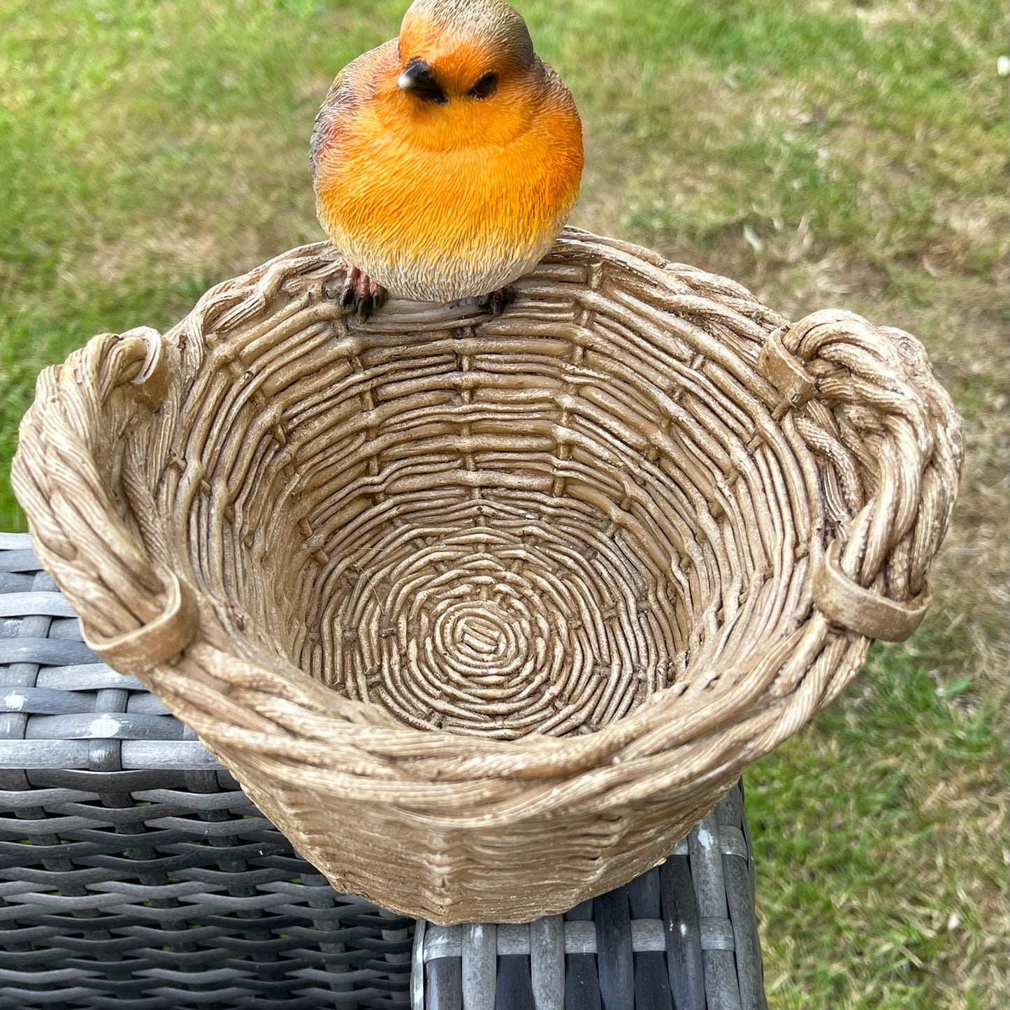 Vogeltränke aus Kunstharz, Rotkehlchen auf Korb, 18 cm