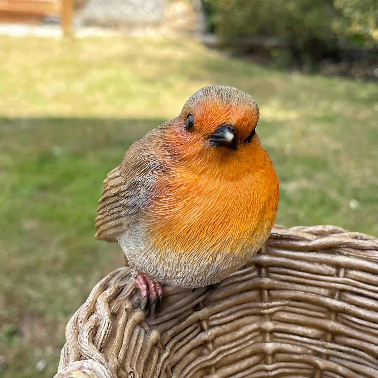 Vogeltränke aus Kunstharz, Rotkehlchen auf Korb, 18 cm