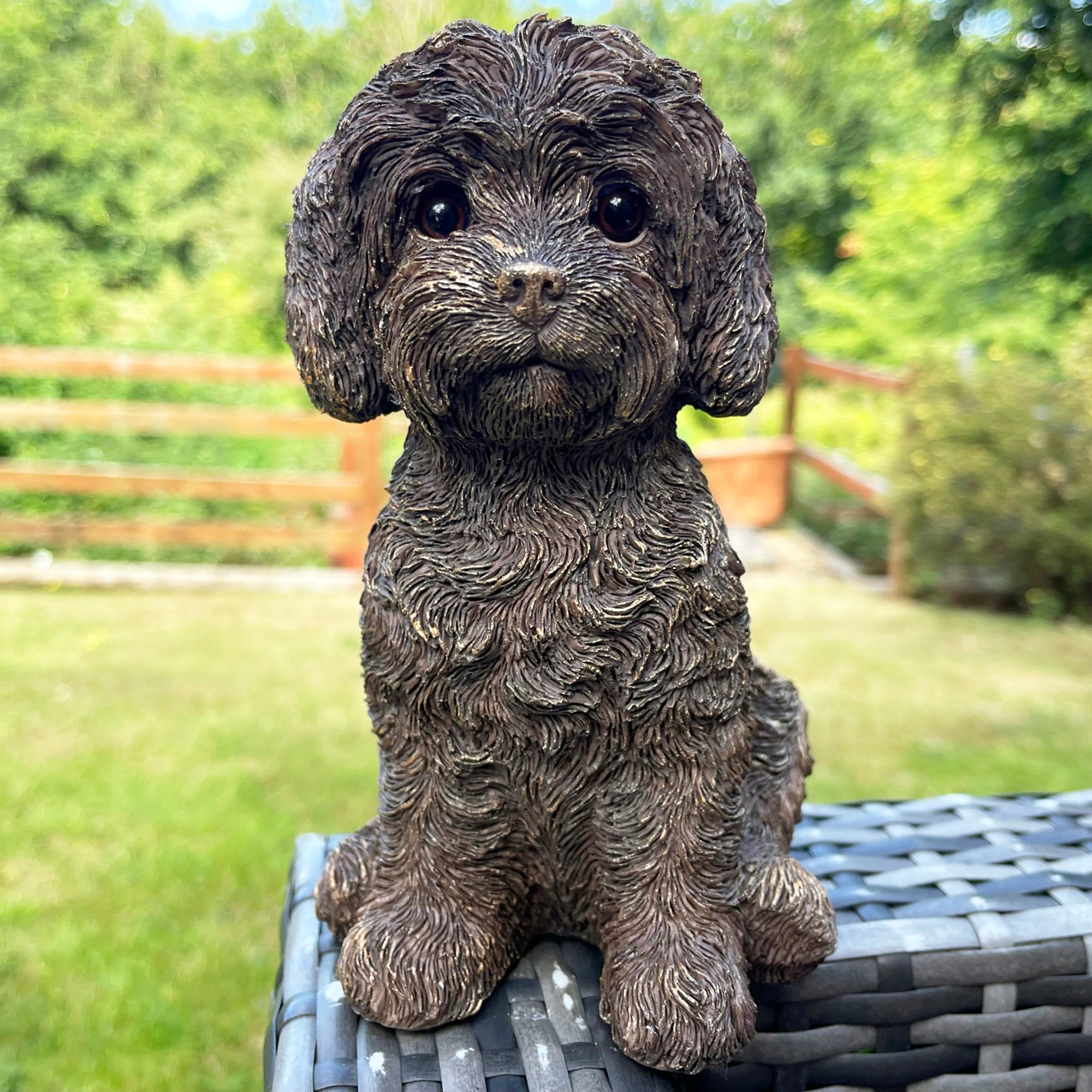 Goldfarbenes Labradoodle-Hundeornament aus Kunstharz