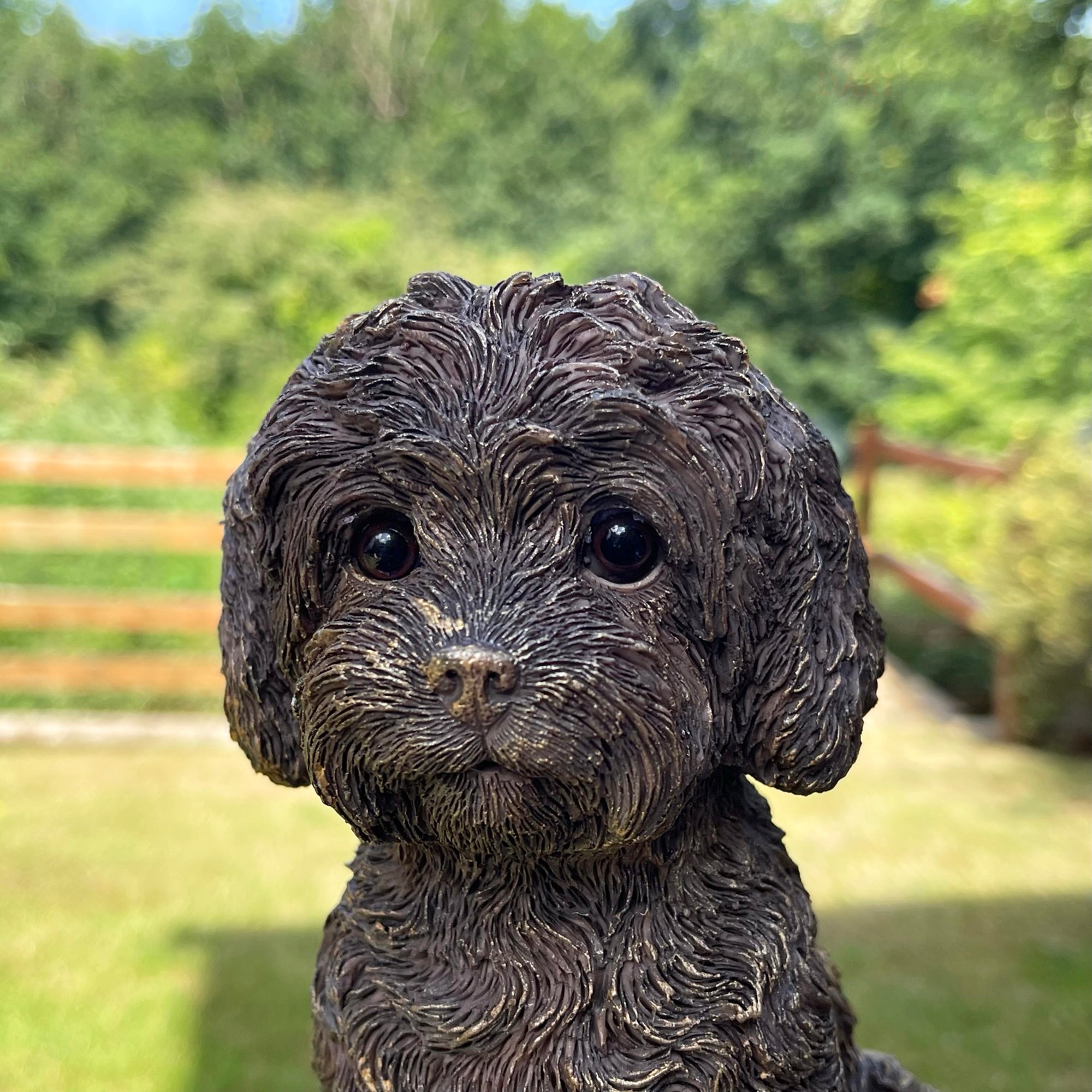 Goldfarbenes Labradoodle-Hundeornament aus Kunstharz
