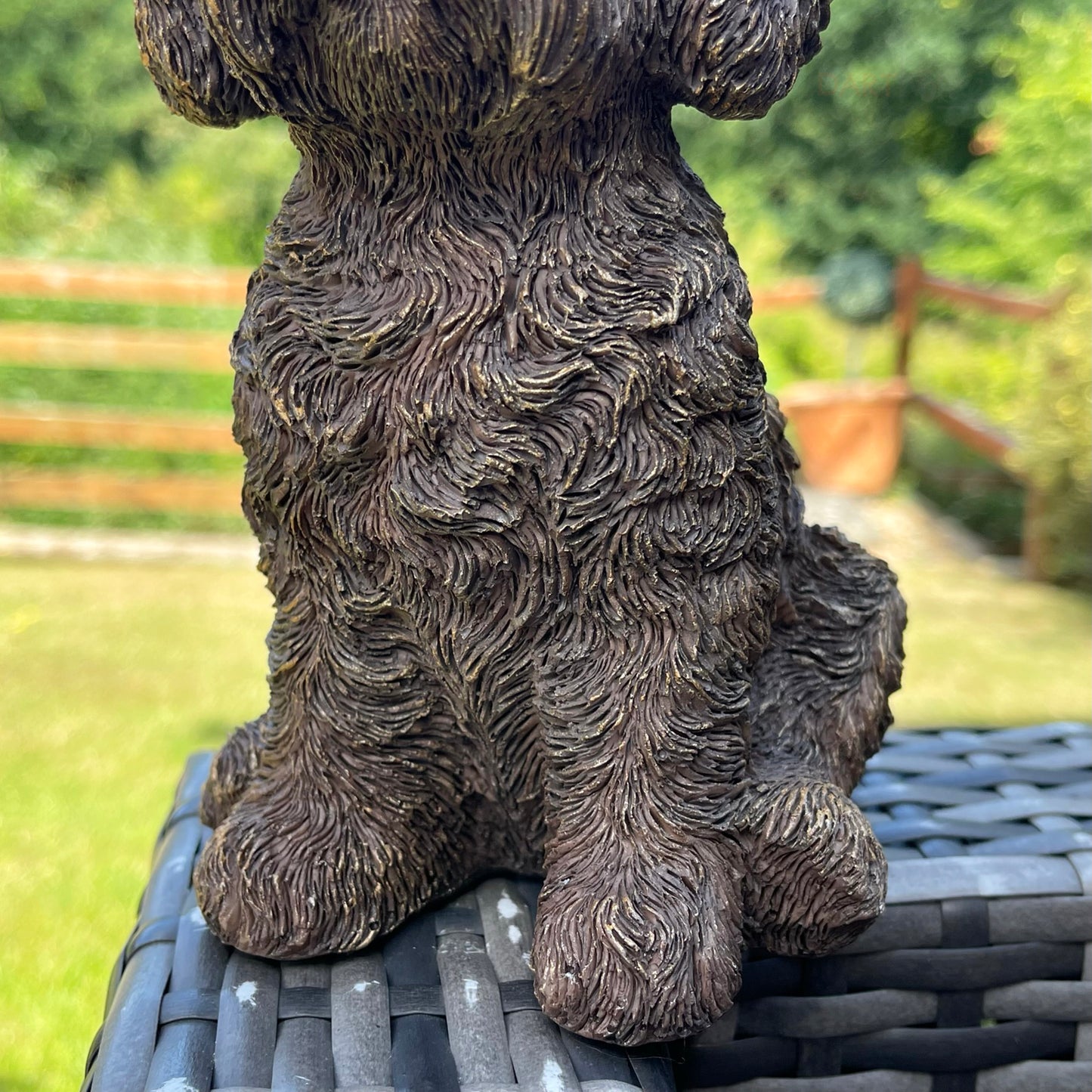 Goldfarbenes Labradoodle-Hundeornament aus Kunstharz