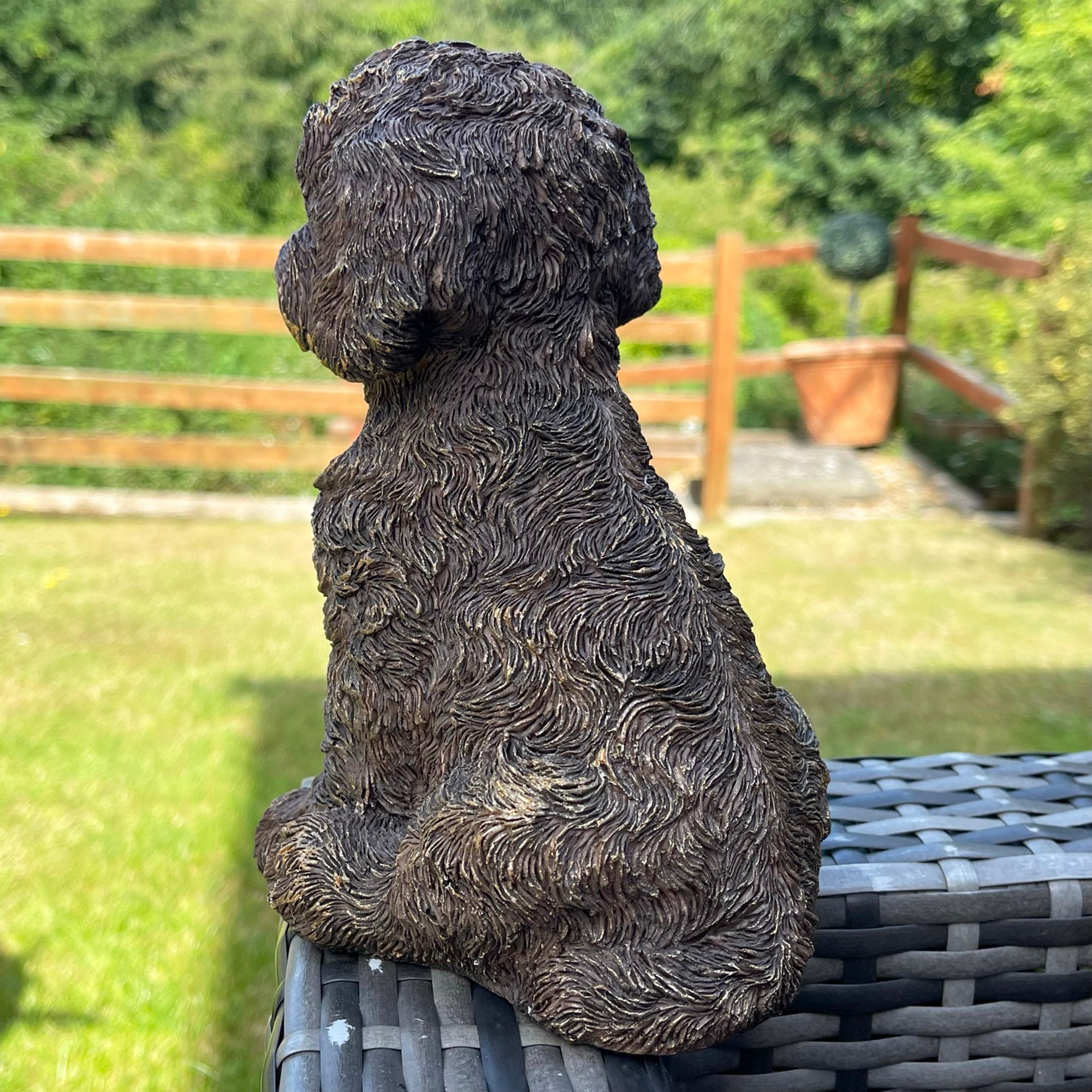 Goldfarbenes Labradoodle-Hundeornament aus Kunstharz