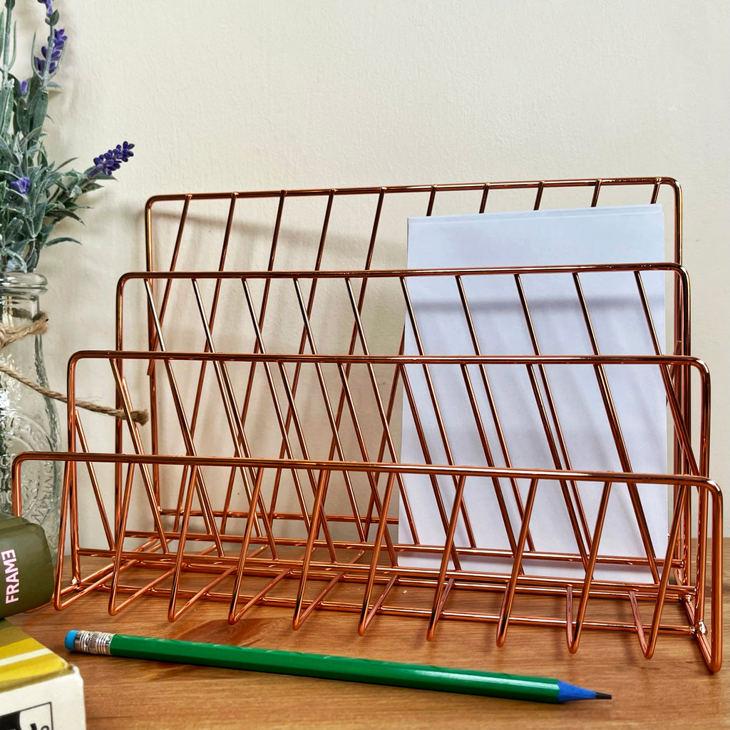 Briefständer aus roségoldenem Draht