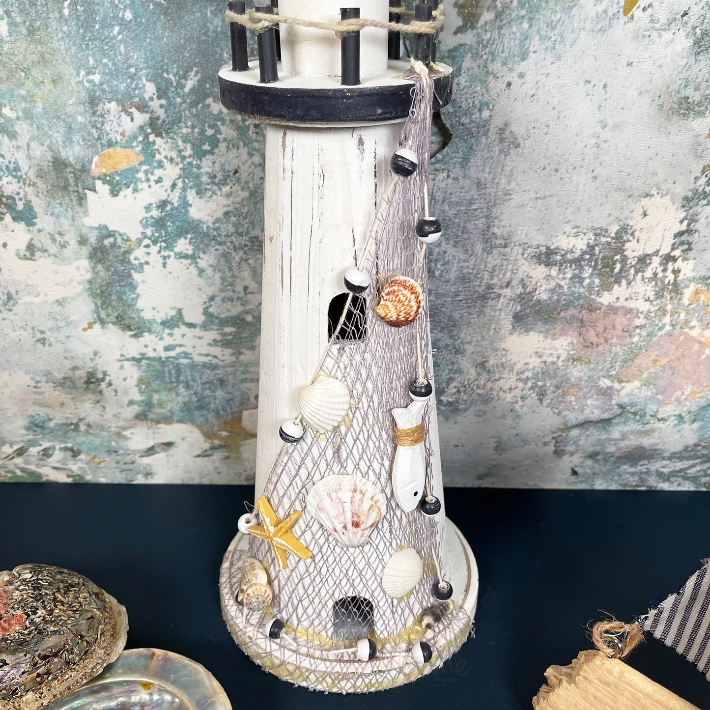 Weißer hölzerner Leuchtturm, nautisches Ornament