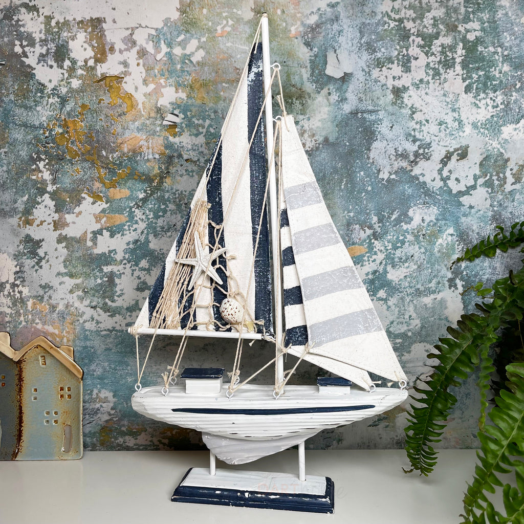 Blau-weißes Segelboot-Modell für Badezimmer