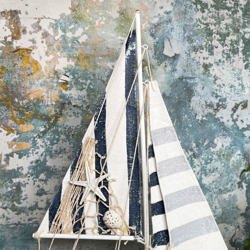 Blau-weißes Segelboot-Modell für Badezimmer