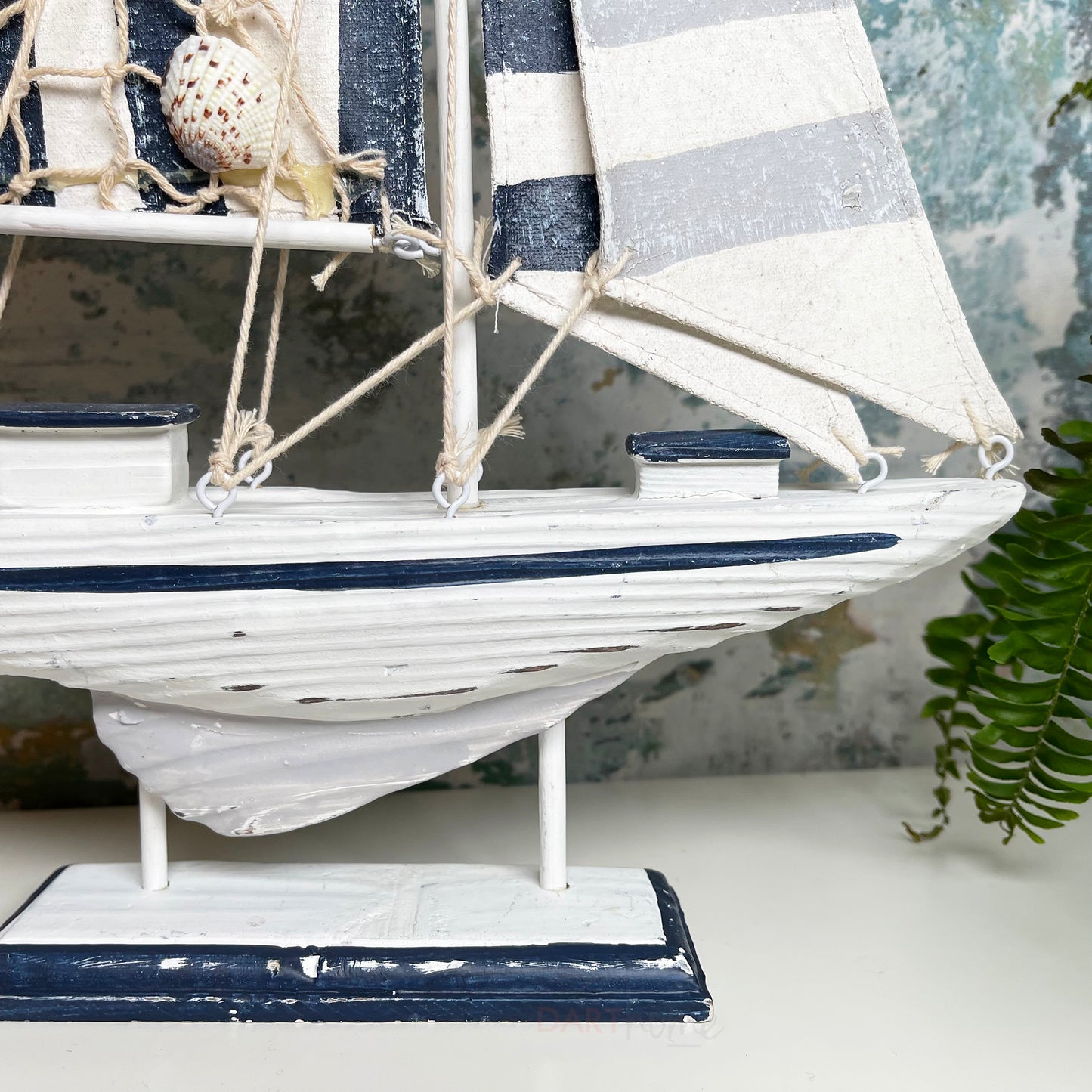 Blau-weißes Segelboot-Modell für Badezimmer