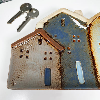 Dekorativer Teller mit Cottage-Häusern aus Keramik, 19 cm