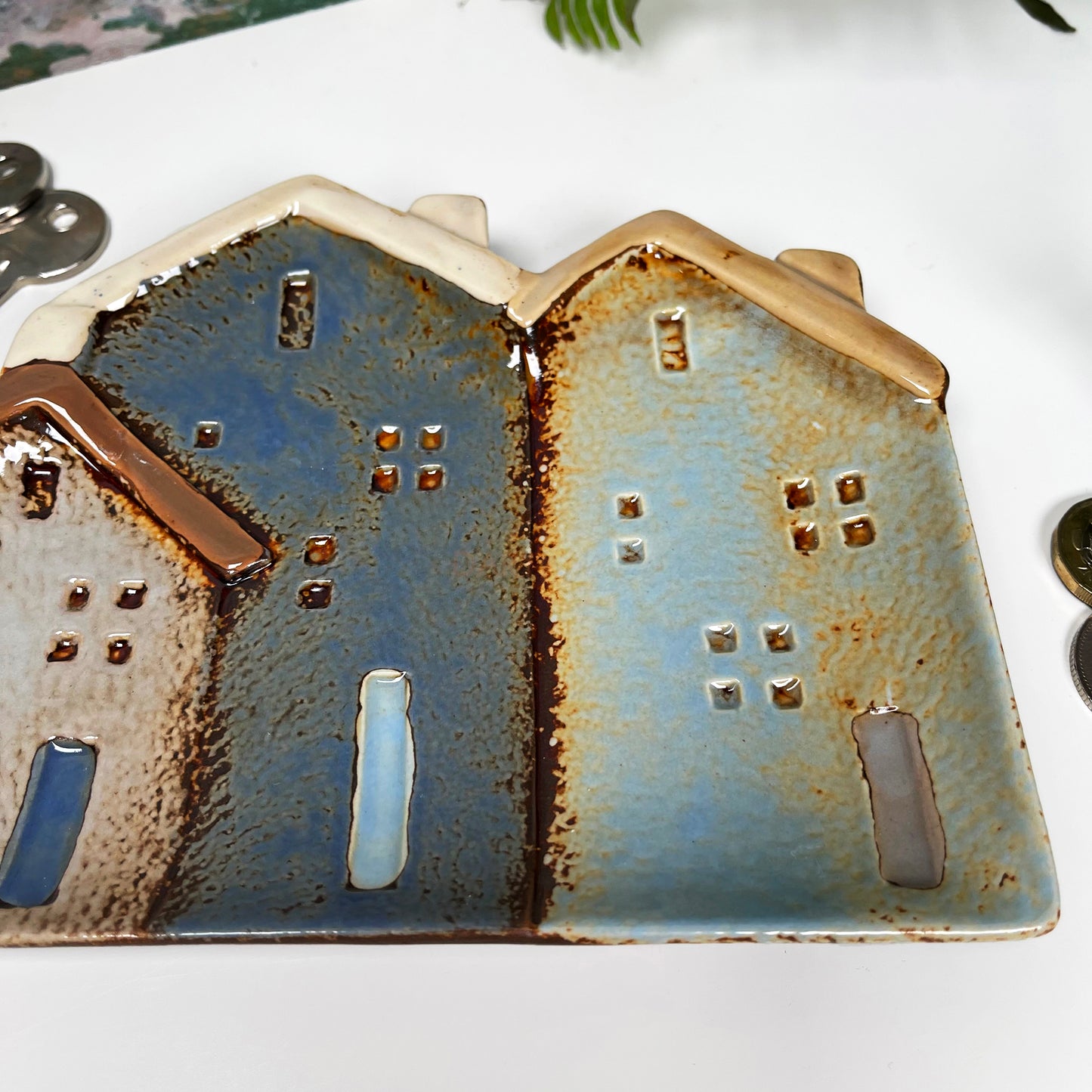 Dekorativer Teller mit Cottage-Häusern aus Keramik, 19 cm