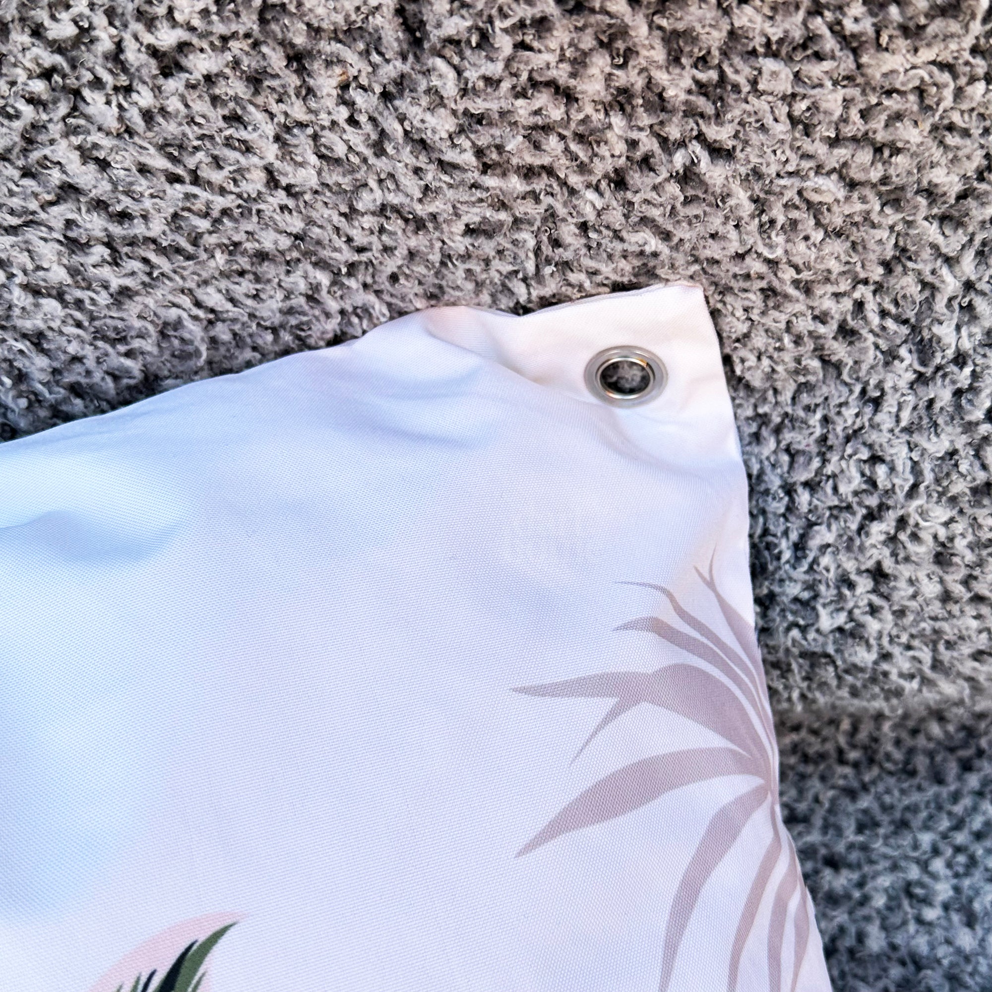 Goldenes tropisches Dschungel-Außenkissen