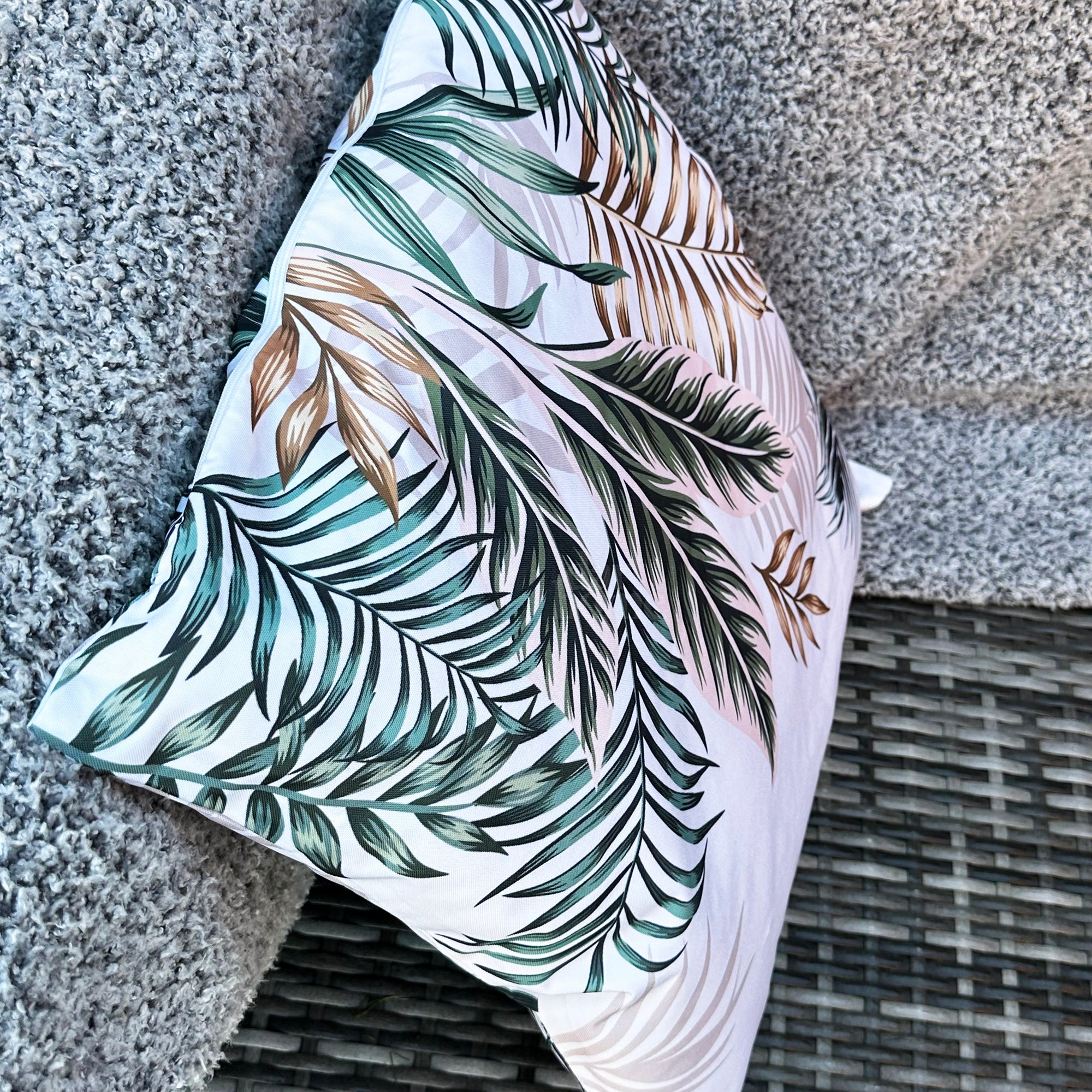 Goldenes tropisches Dschungel-Außenkissen