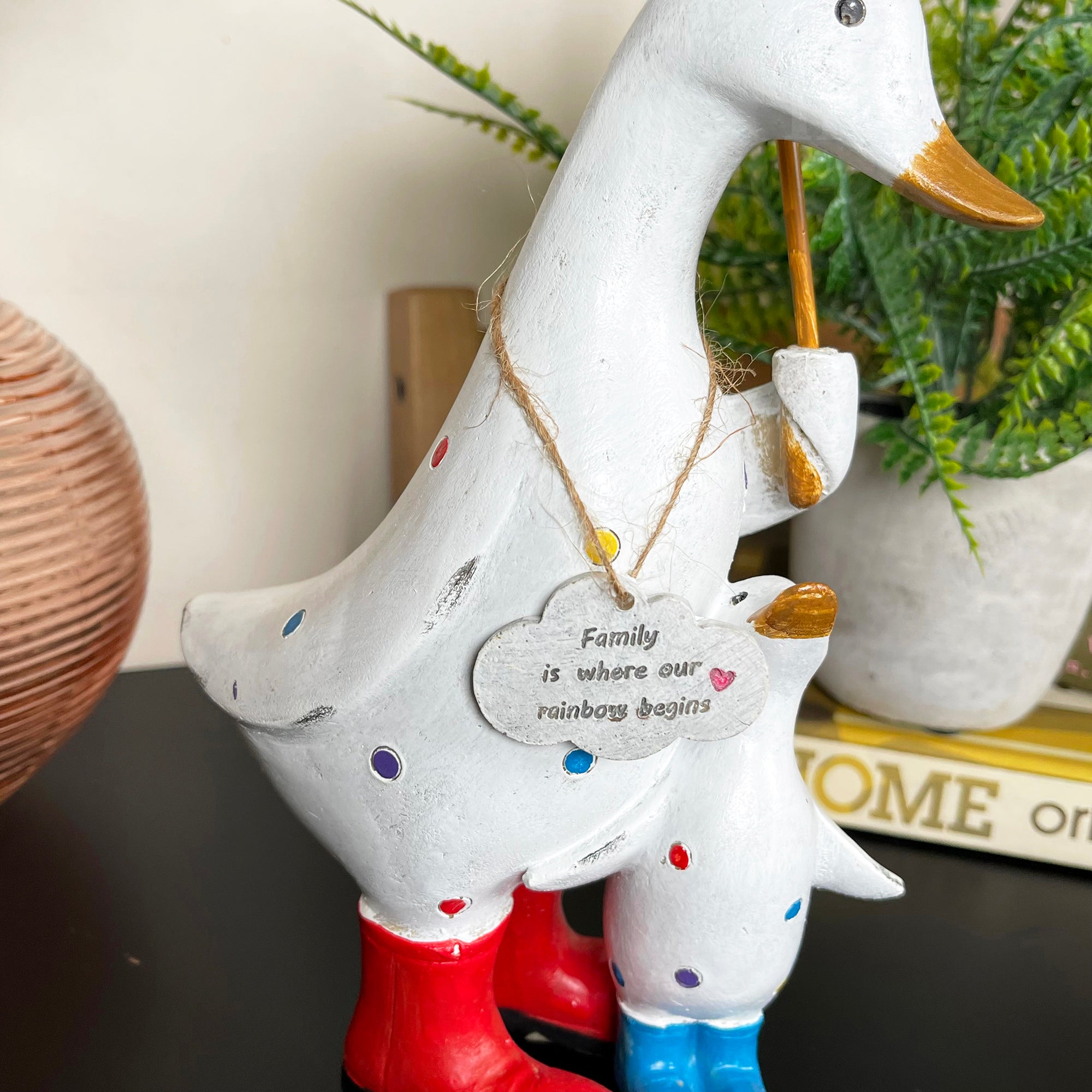Bunte Enten- und Babyfigur – Familie, wo der Regenbogen beginnt