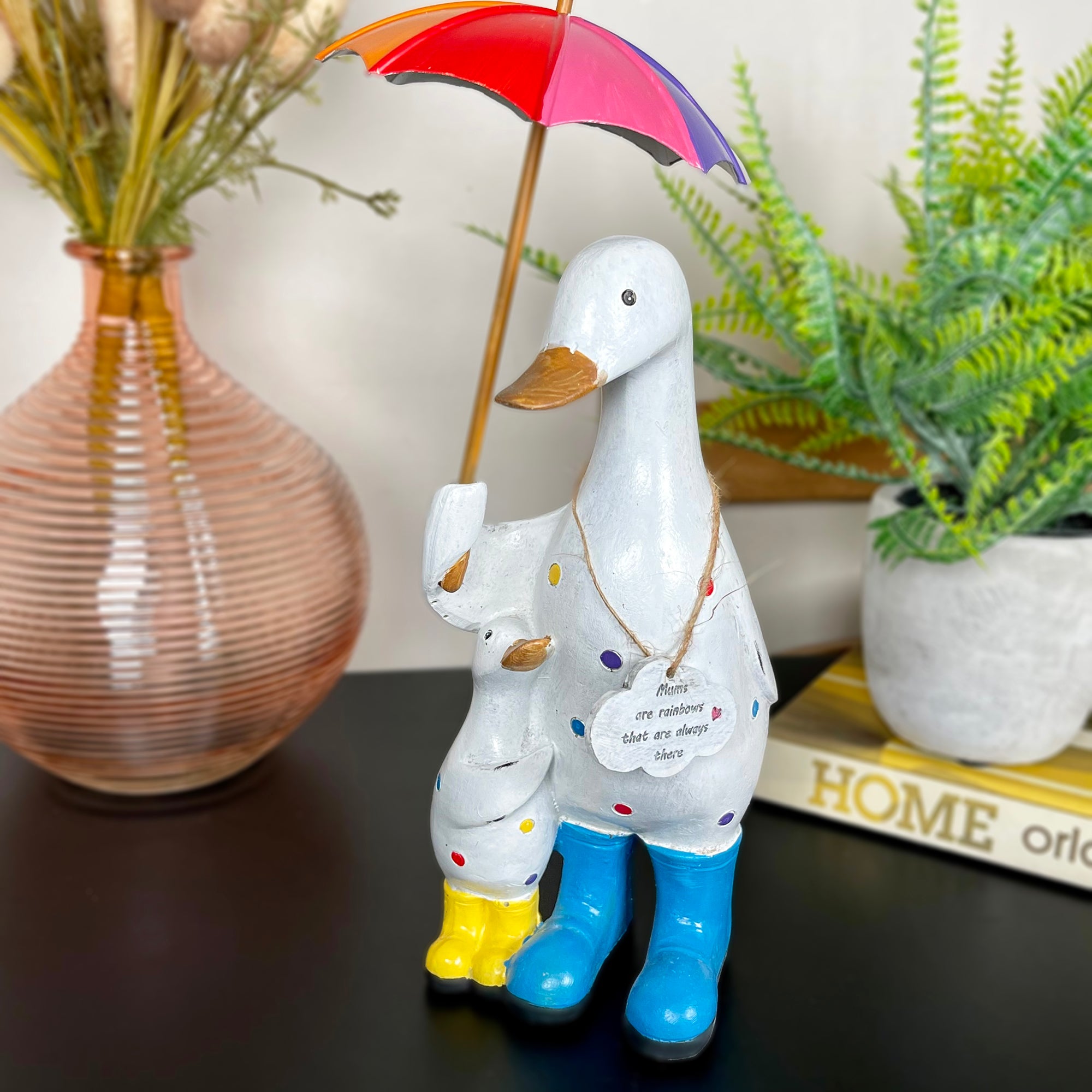Regenbogen-Ente und Baby-Figur – Mütter sind Regenbogen