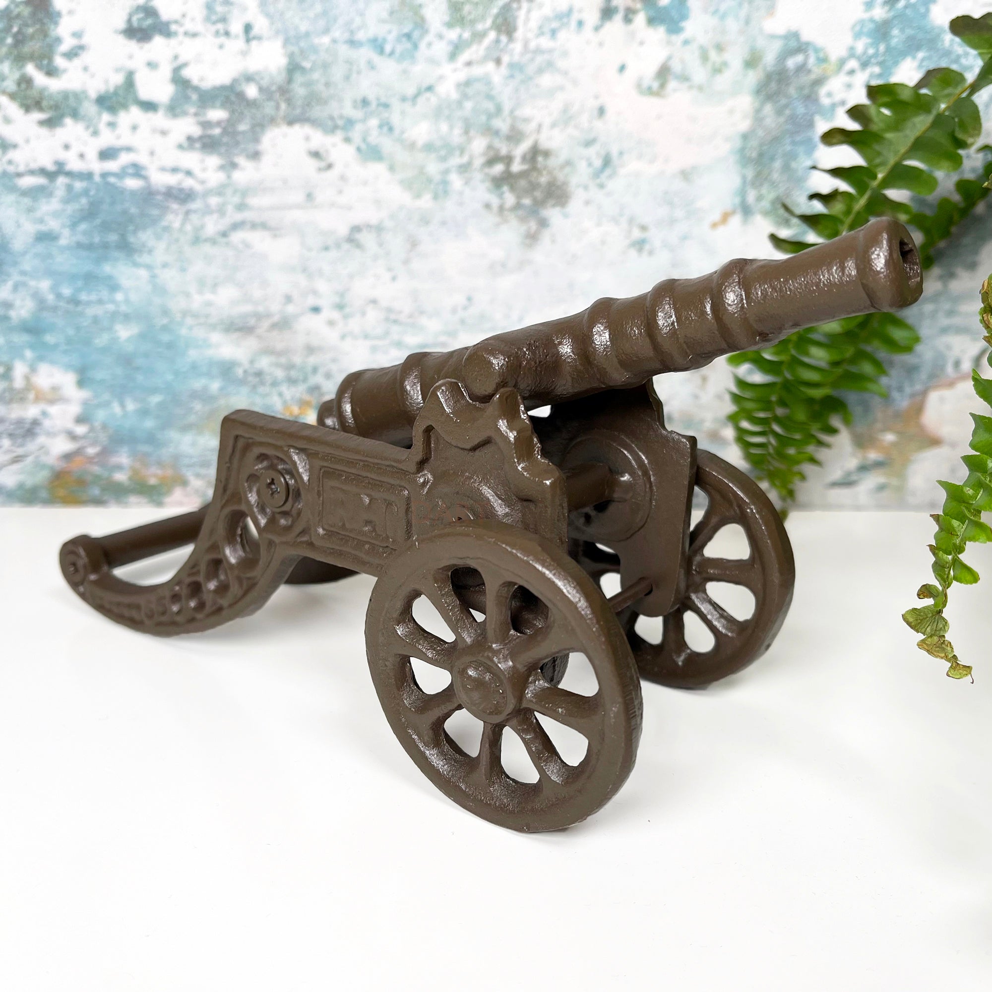 Gusseiserne Kanone auf Rädern als Ornament
