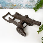 Gusseiserne Kanone auf Rädern als Ornament