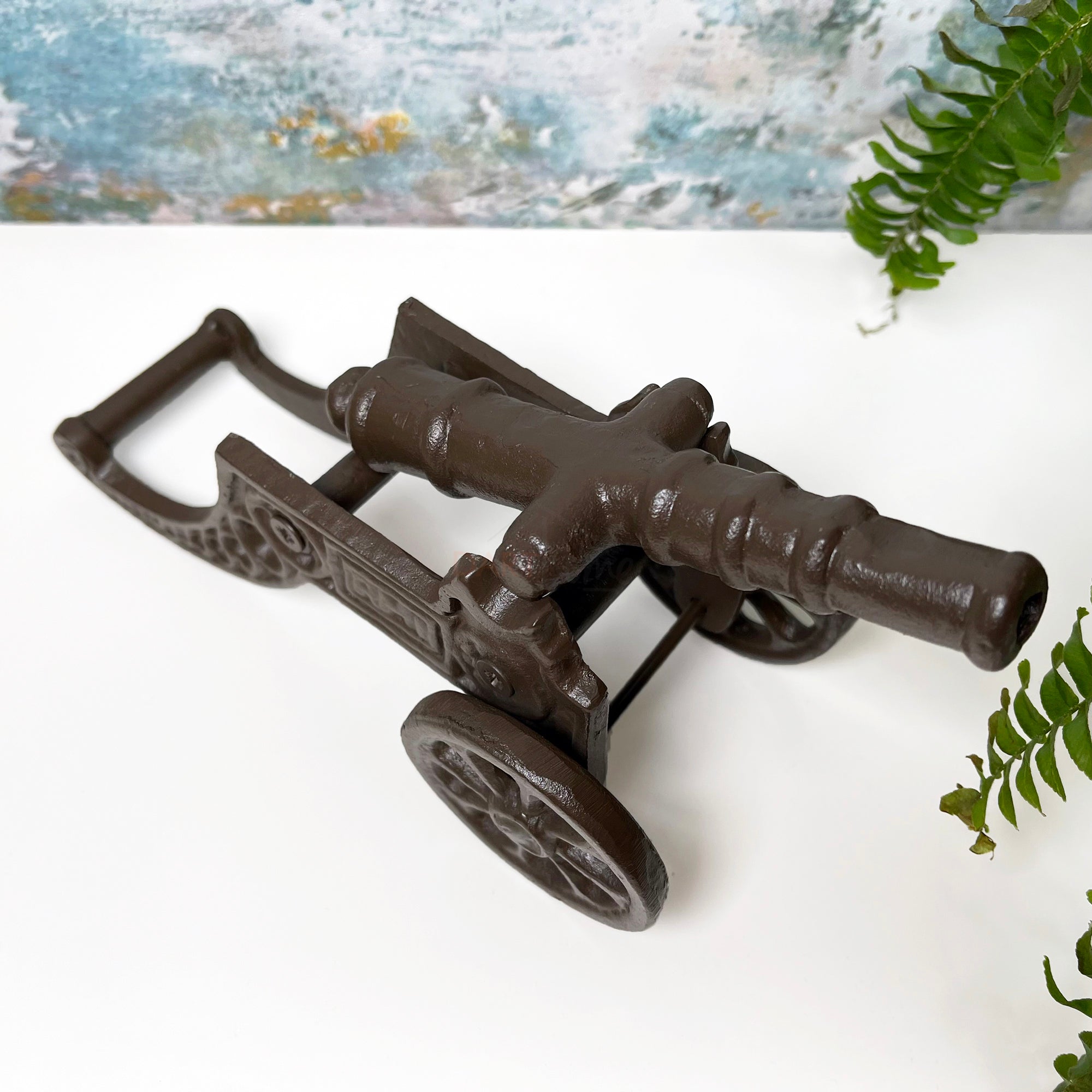 Gusseiserne Kanone auf Rädern als Ornament