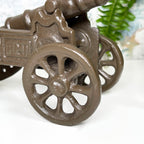 Gusseiserne Kanone auf Rädern als Ornament
