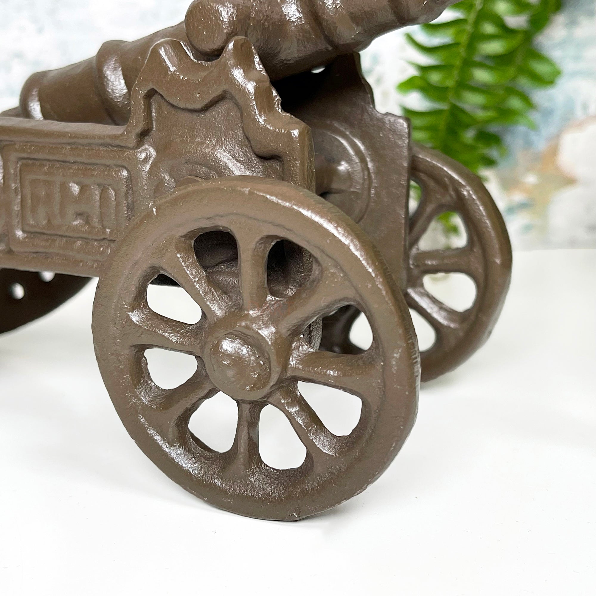 Gusseiserne Kanone auf Rädern als Ornament