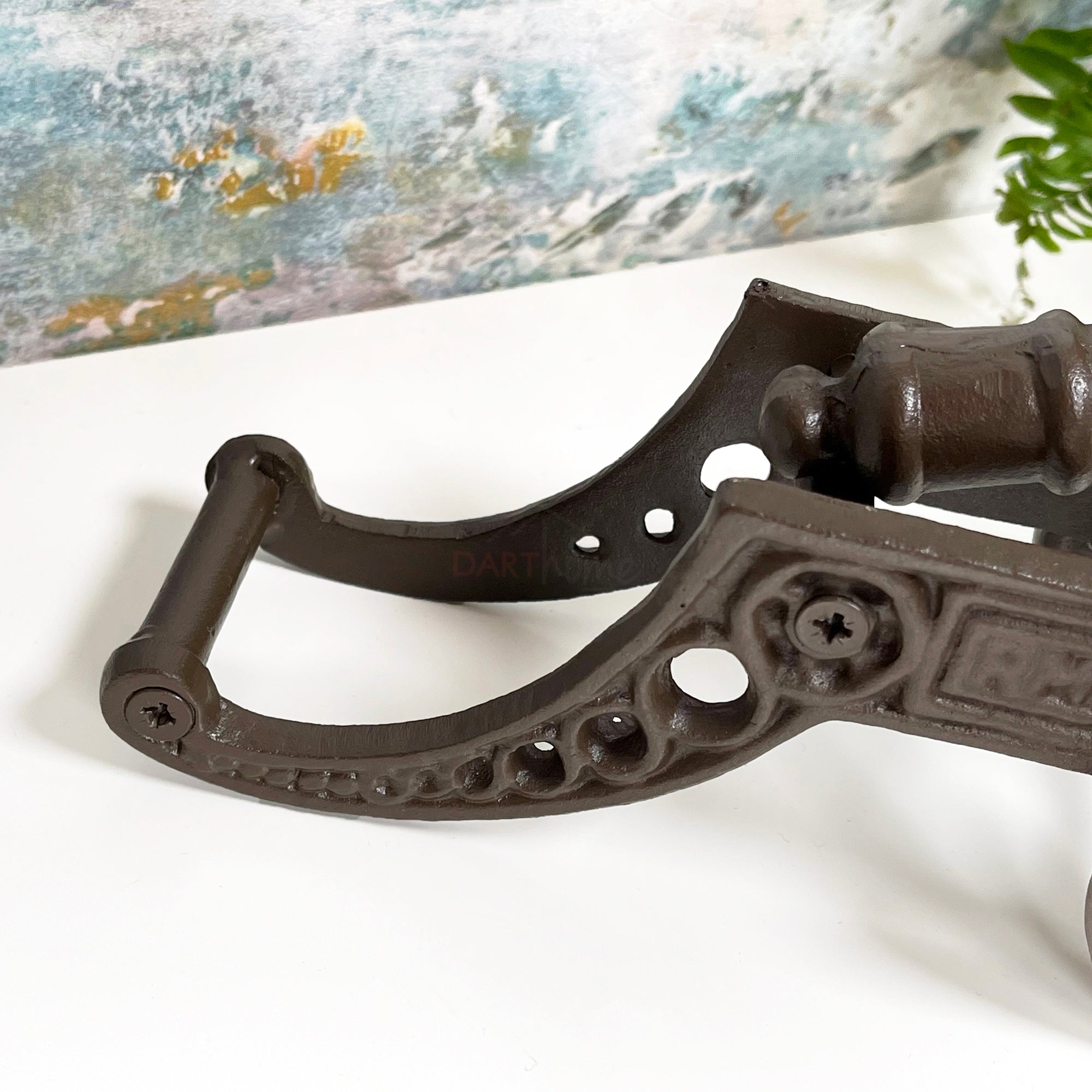 Gusseiserne Kanone auf Rädern als Ornament