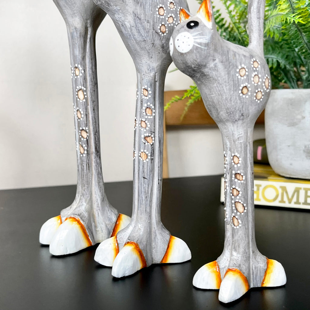 Set mit 3 großen grauen Katzenfiguren aus Holz