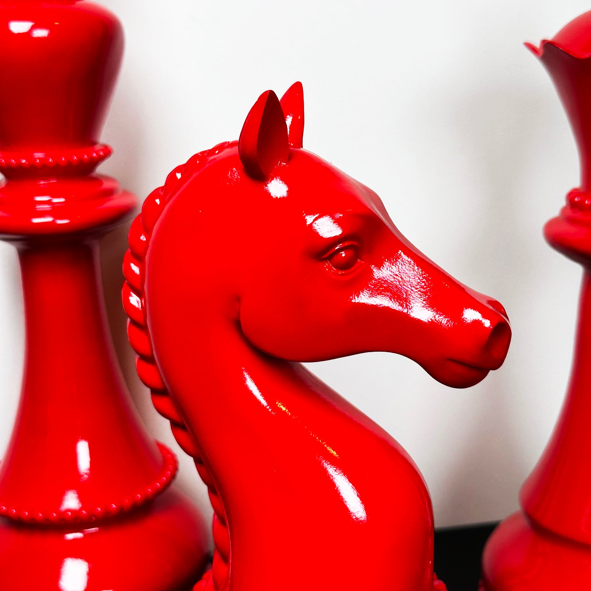 3-teilige rote Riesenschachstatuen