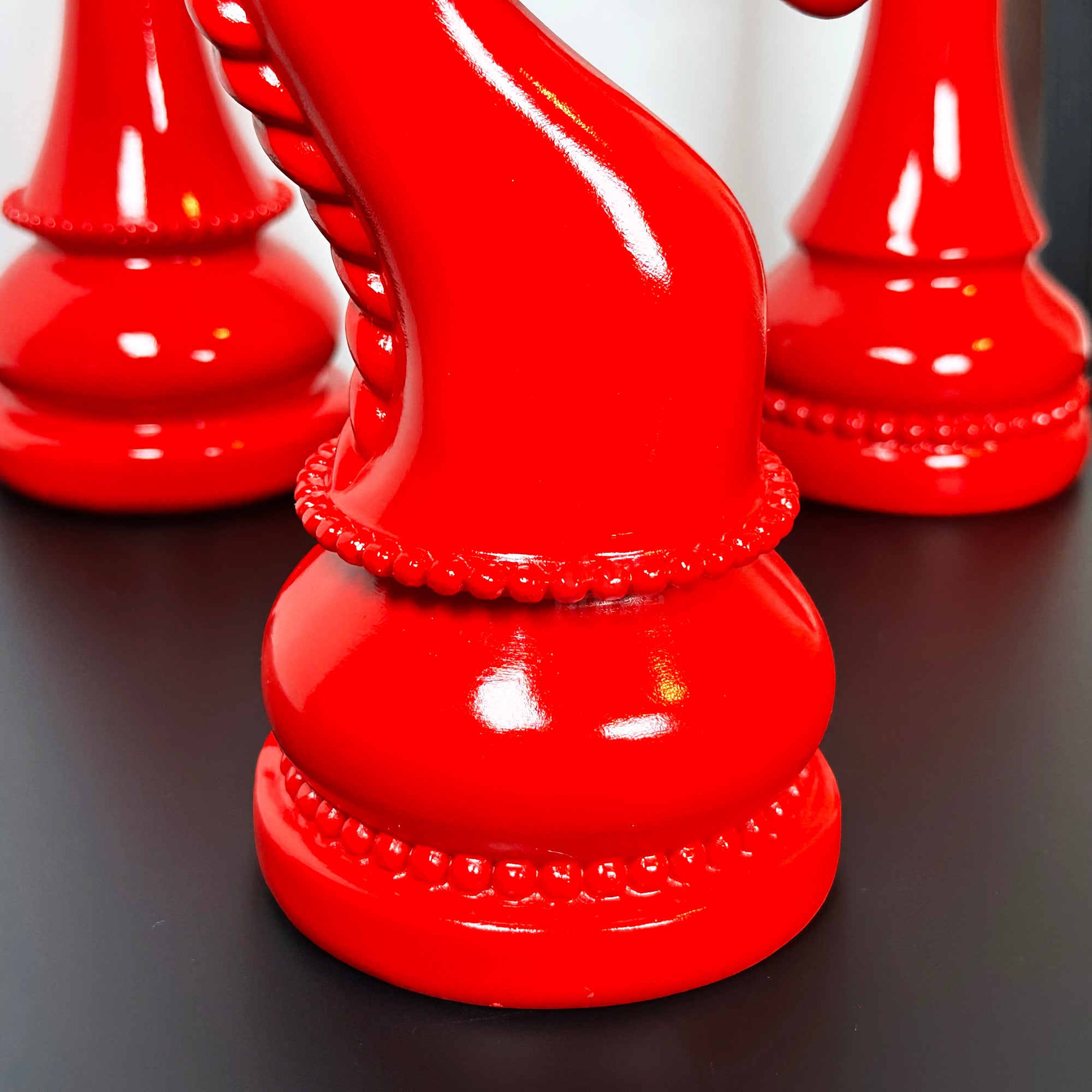 3-teilige rote Riesenschachstatuen