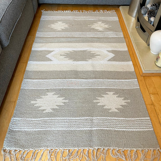 Marokkanischer Teppich aus grauer Baumwolle