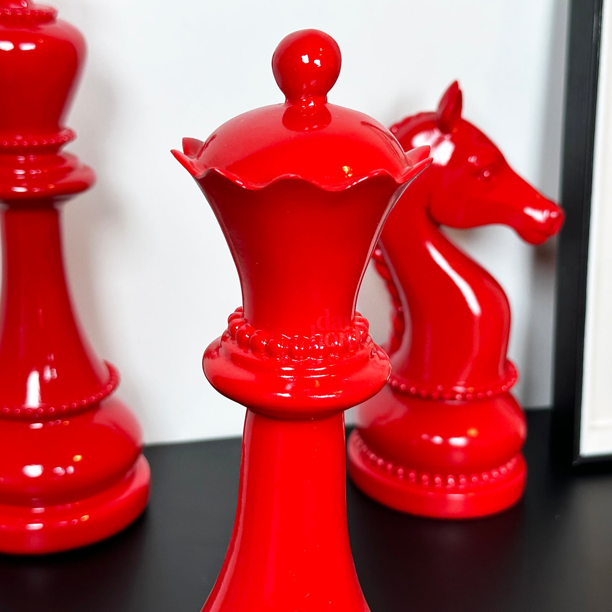 3-teilige rote Riesenschachstatuen