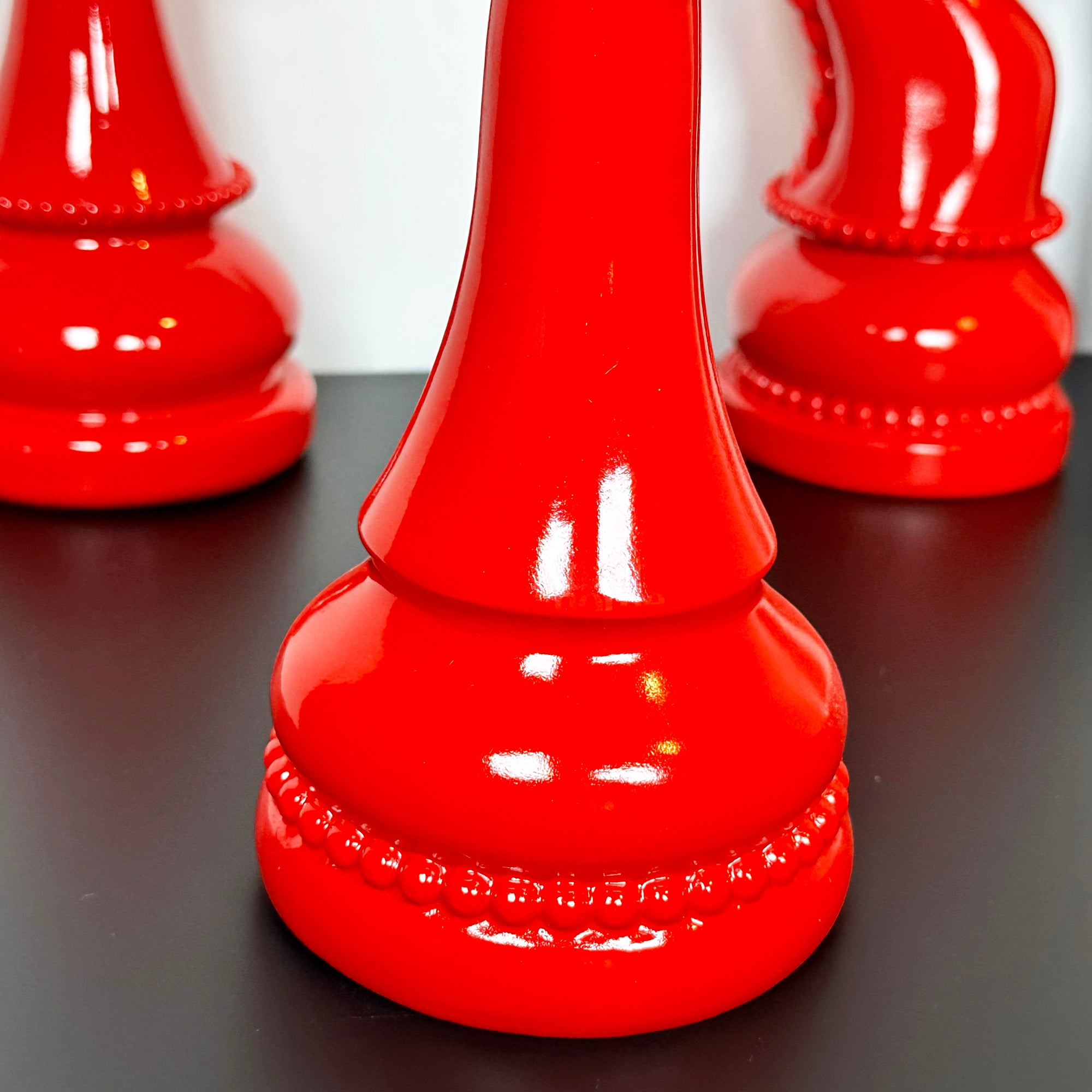 3-teilige rote Riesenschachstatuen