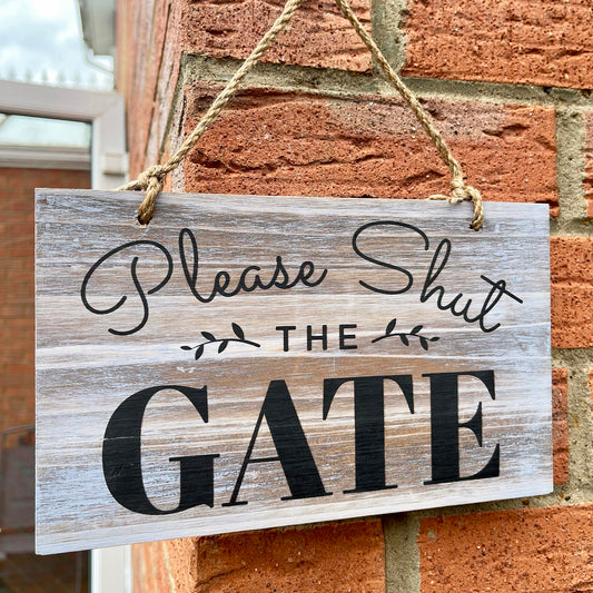 Hängendes Gartenschild „Shut The Gate“.