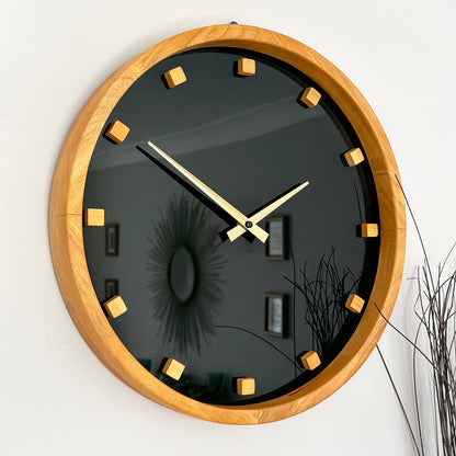 Minimalistische Wanduhr mit blauem Zifferblatt