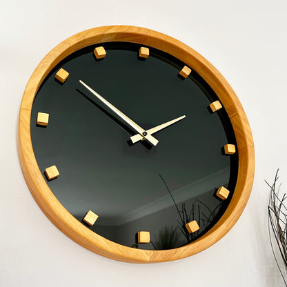 Minimalistische Wanduhr mit blauem Zifferblatt