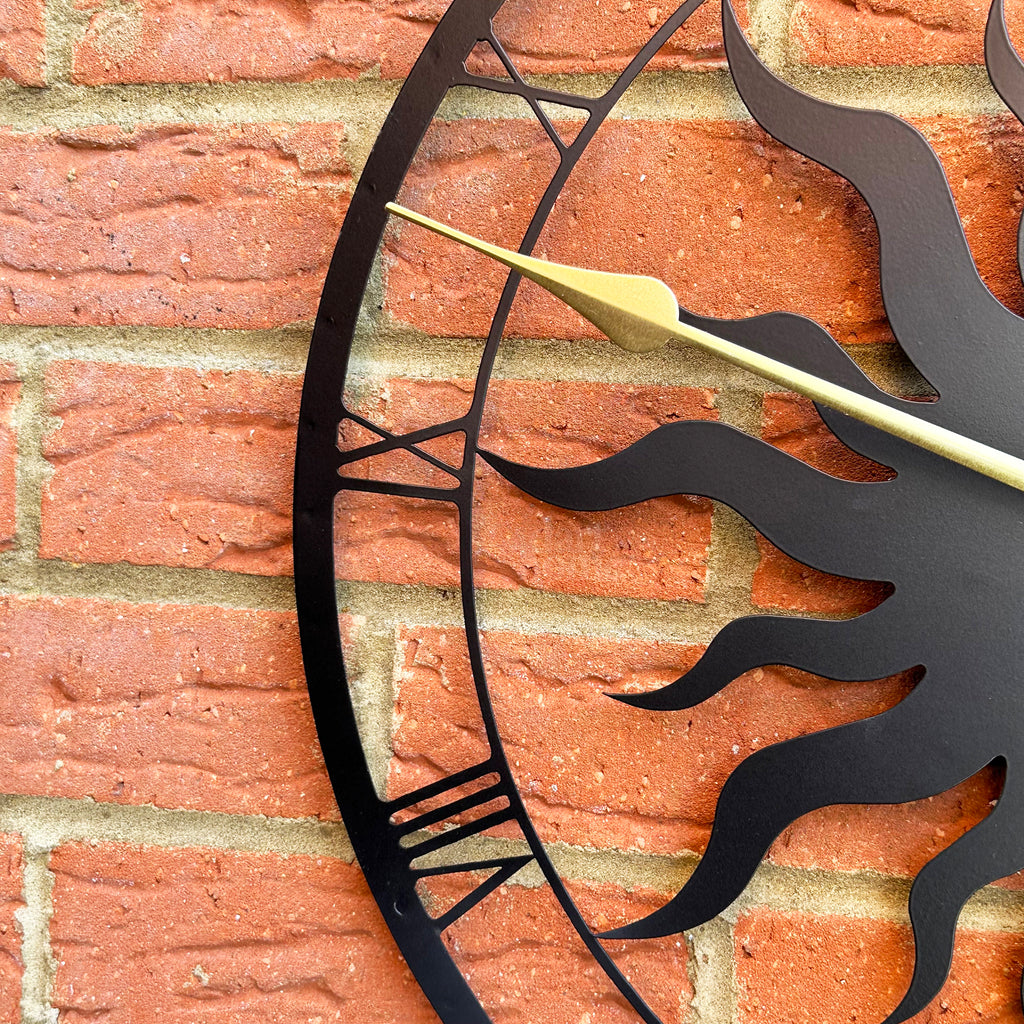 Sonnen- und Mond-Silhouette-Wanduhr für den Außenbereich