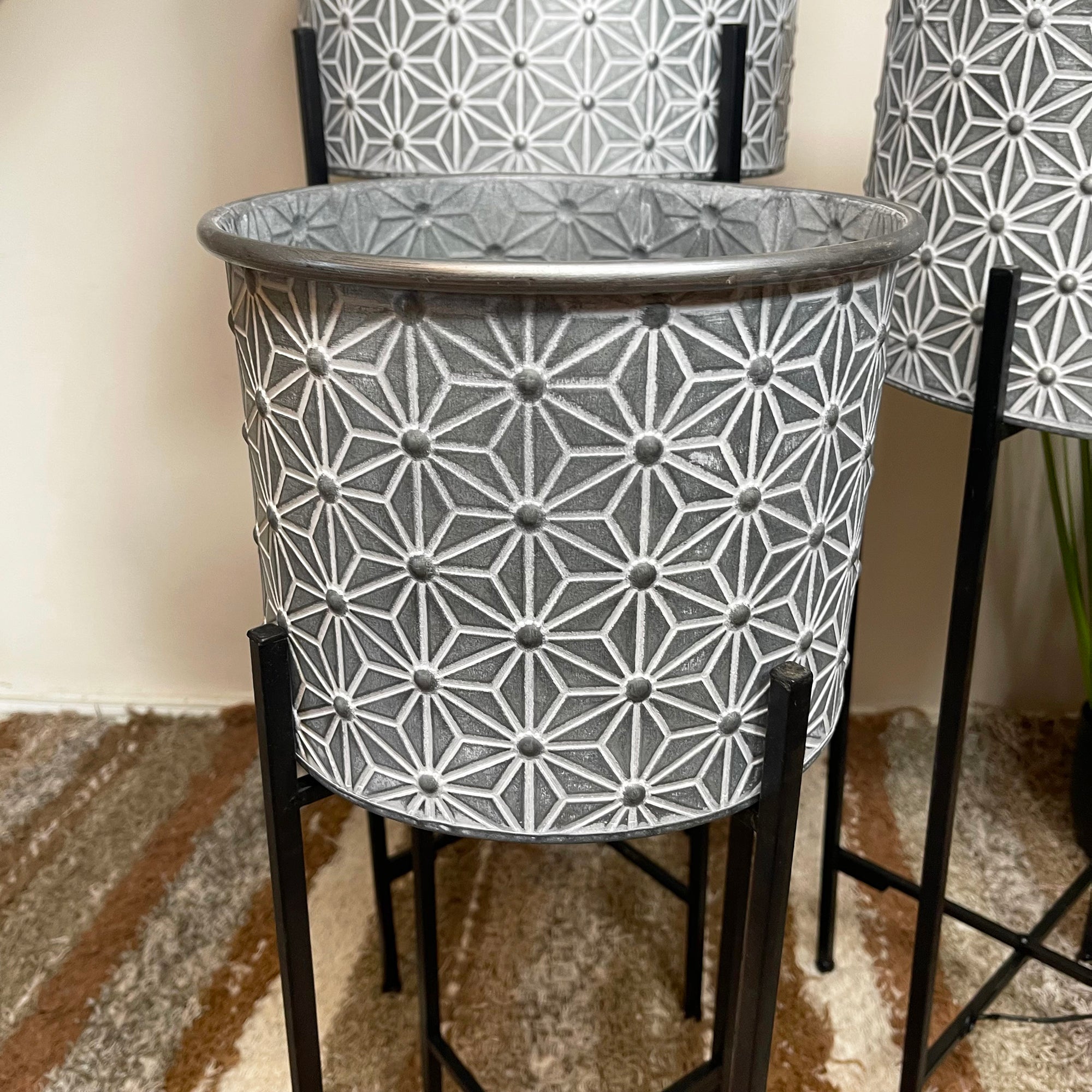 Set mit 3 geprägten Daisy-Chain-Trommelpflanzgefäßen