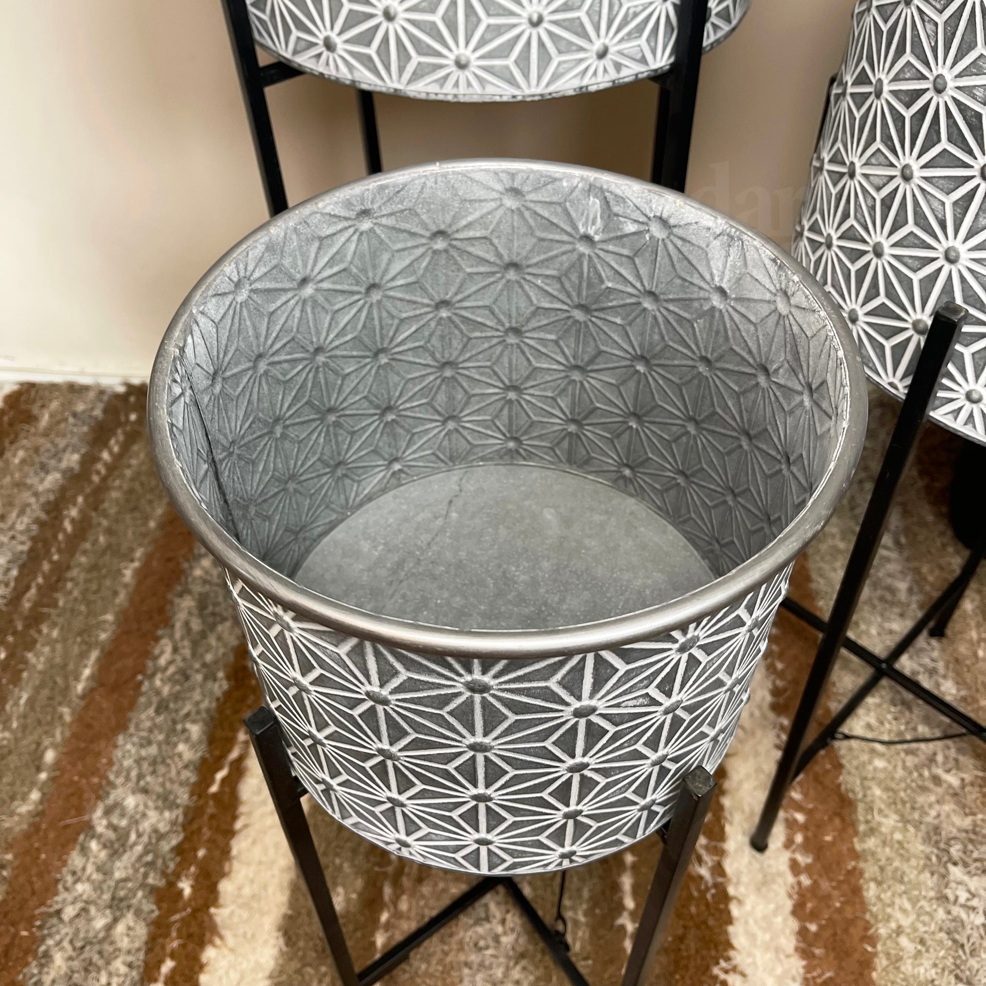 Set mit 3 geprägten Daisy-Chain-Trommelpflanzgefäßen