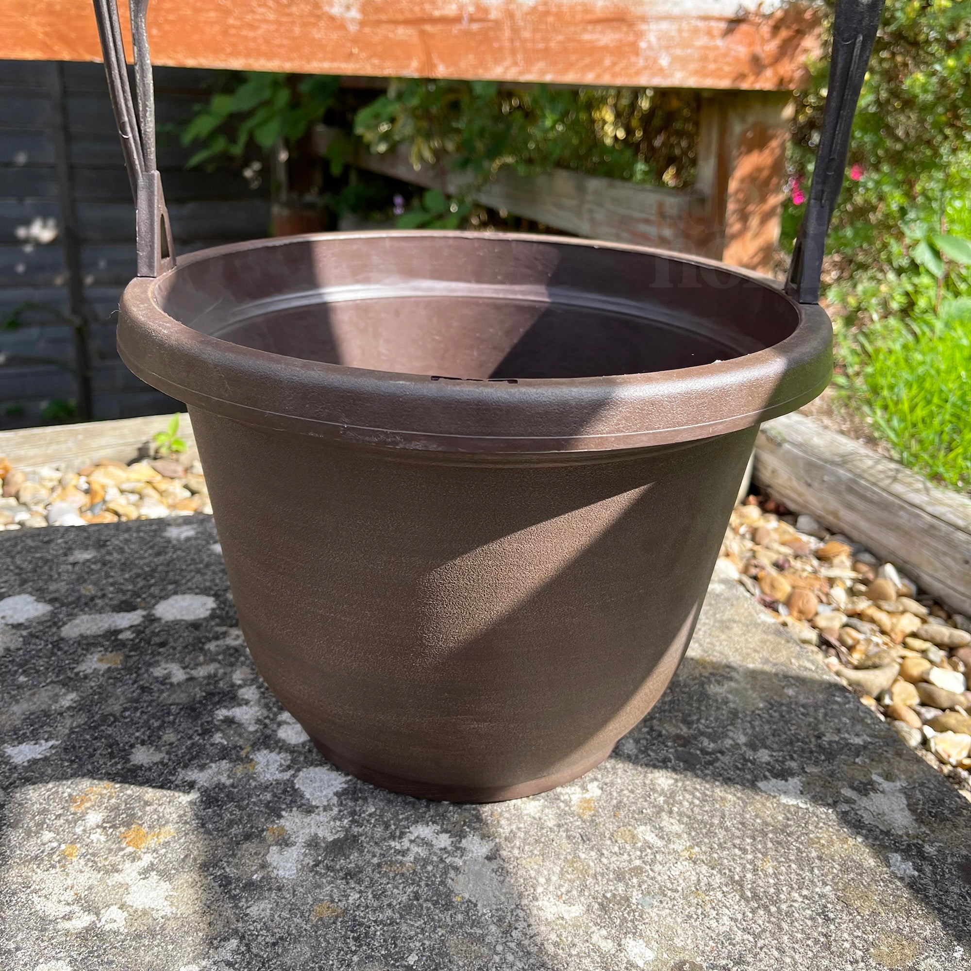 Runder brauner Vogelspalier-Übertopf