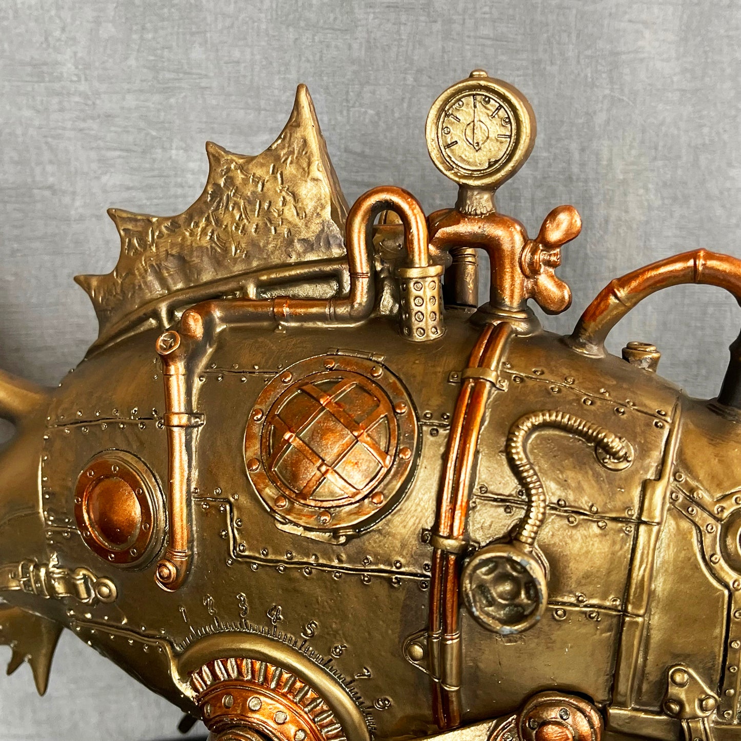 Goldenes Steampunk-Piranha-Fisch-Ornament