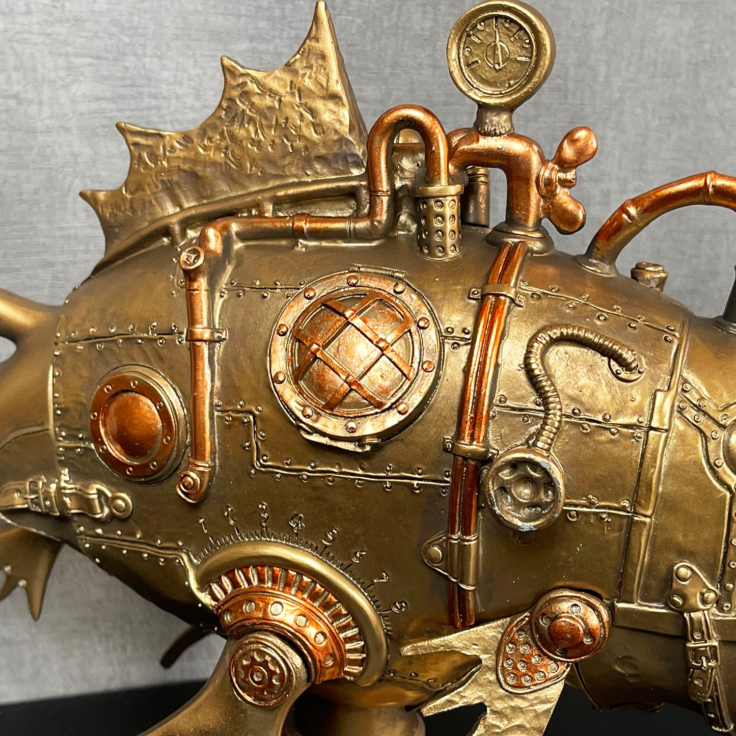 Goldenes Steampunk-Piranha-Fisch-Ornament