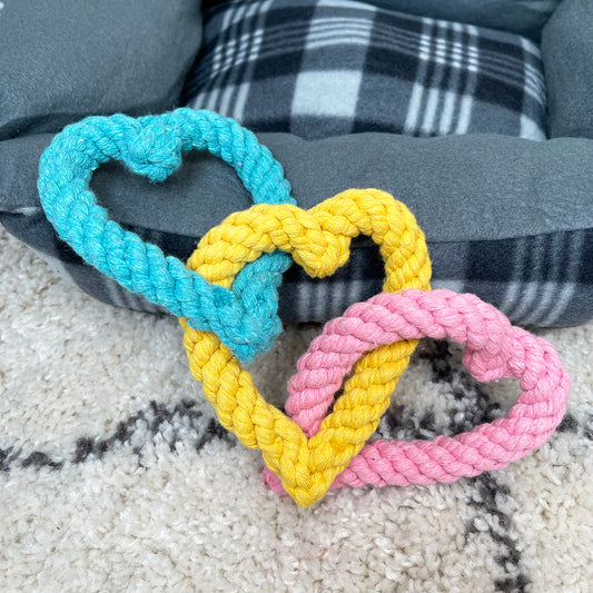 Kauspielzeug für Hunde mit verschlungenen Seilen und Liebesherzen