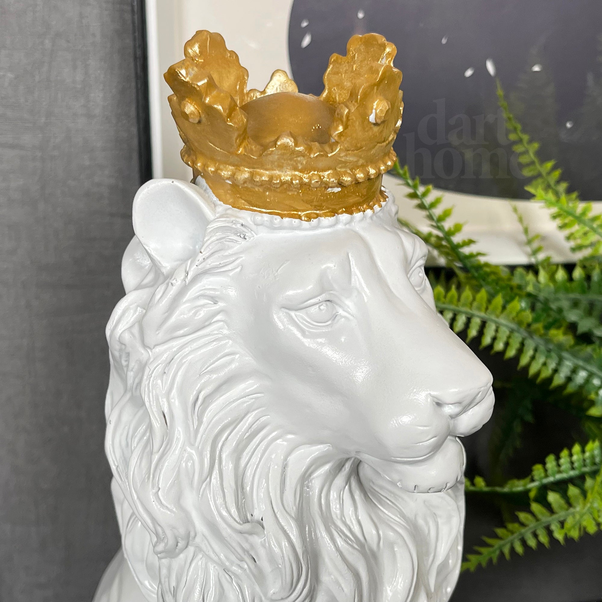 Weißer königlicher Löwe mit goldener Krone, Statue 13 x 26 x 16 cm