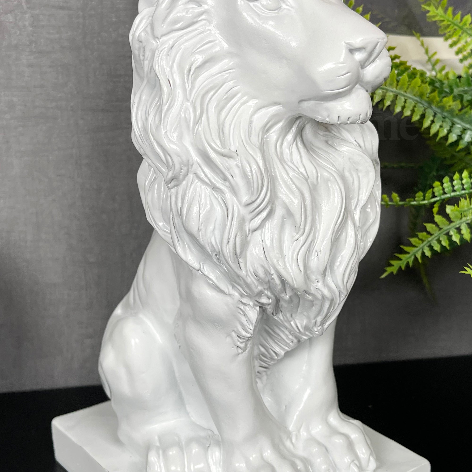 Weißer königlicher Löwe mit goldener Krone, Statue 13 x 26 x 16 cm