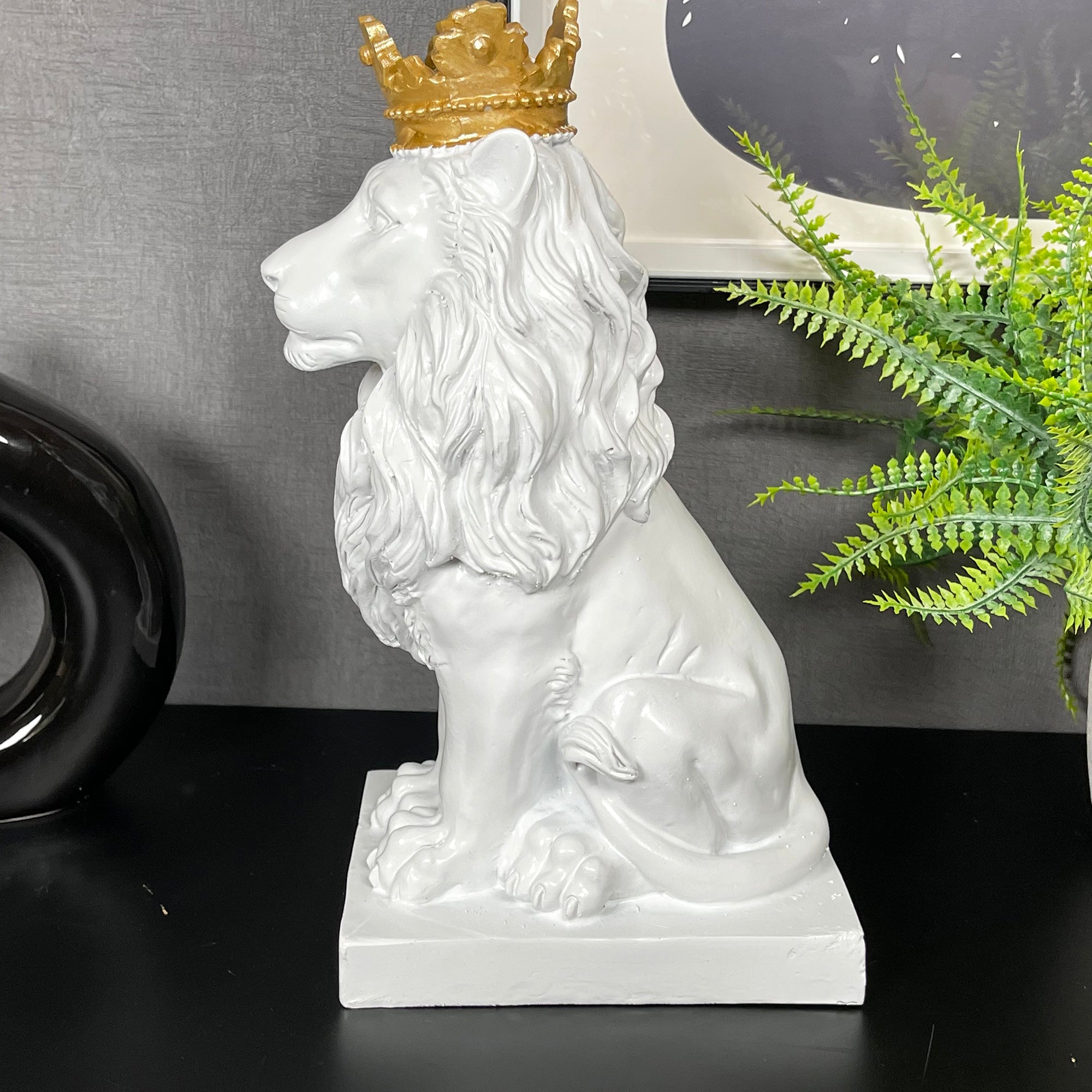 Weißer königlicher Löwe mit goldener Krone, Statue 13 x 26 x 16 cm