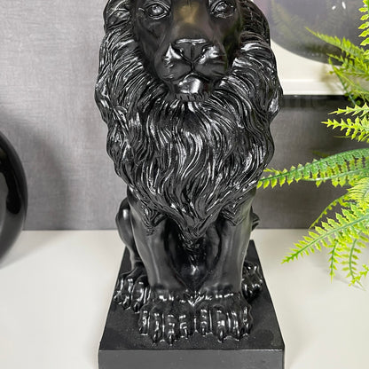 Schwarzer königlicher Löwe mit Goldkronenstatue
