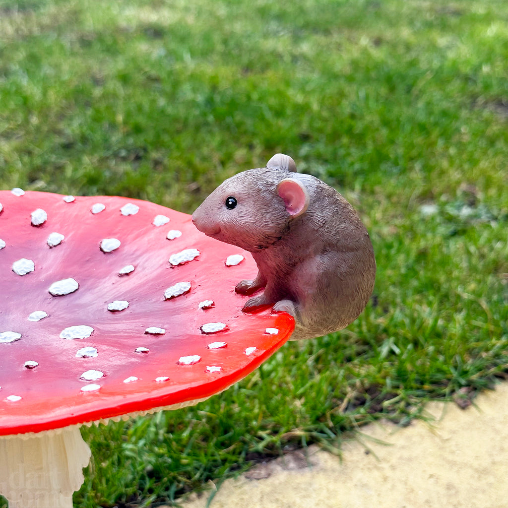 Stehender Fliegenpilz-Vogelfutterspender