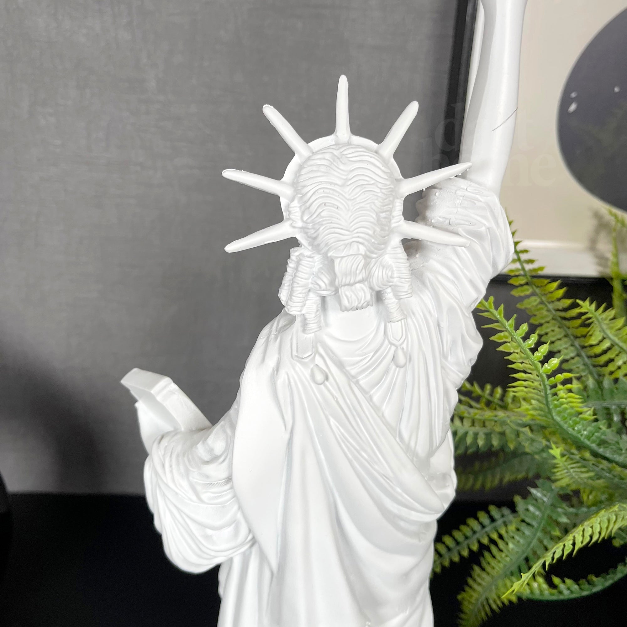 Weißes cooles Libby-Ornament, 10 x 40 cm